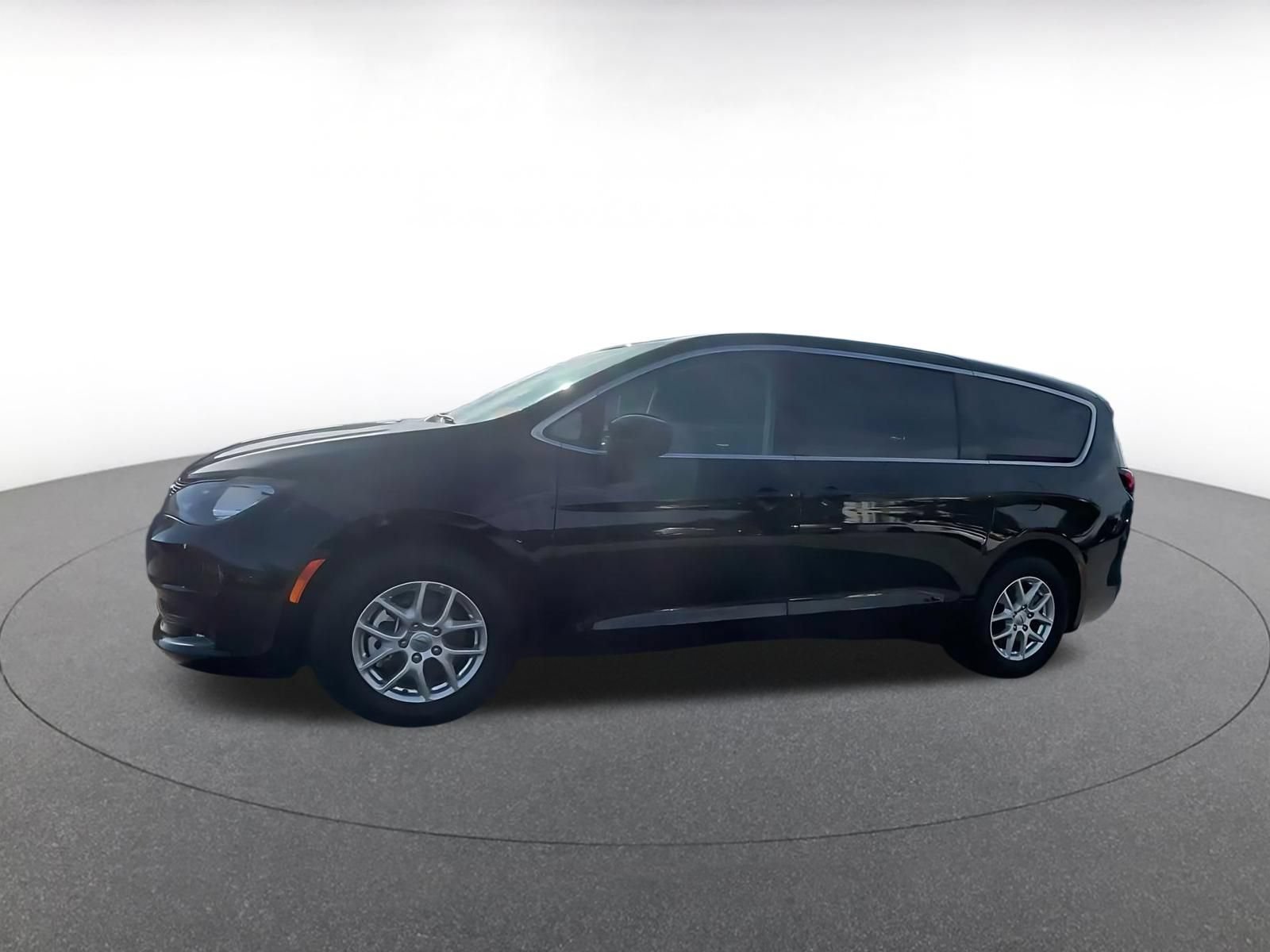Used 2024 Chrysler Voyager LX FWD image 7