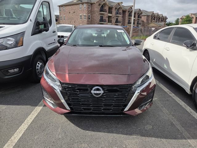 Used 2024 Nissan Altima 2.5 SV FWD image 2