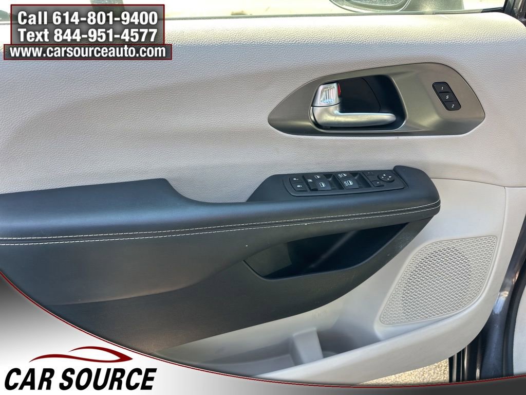 Used 2023 Chrysler Pacifica Touring-L image 8