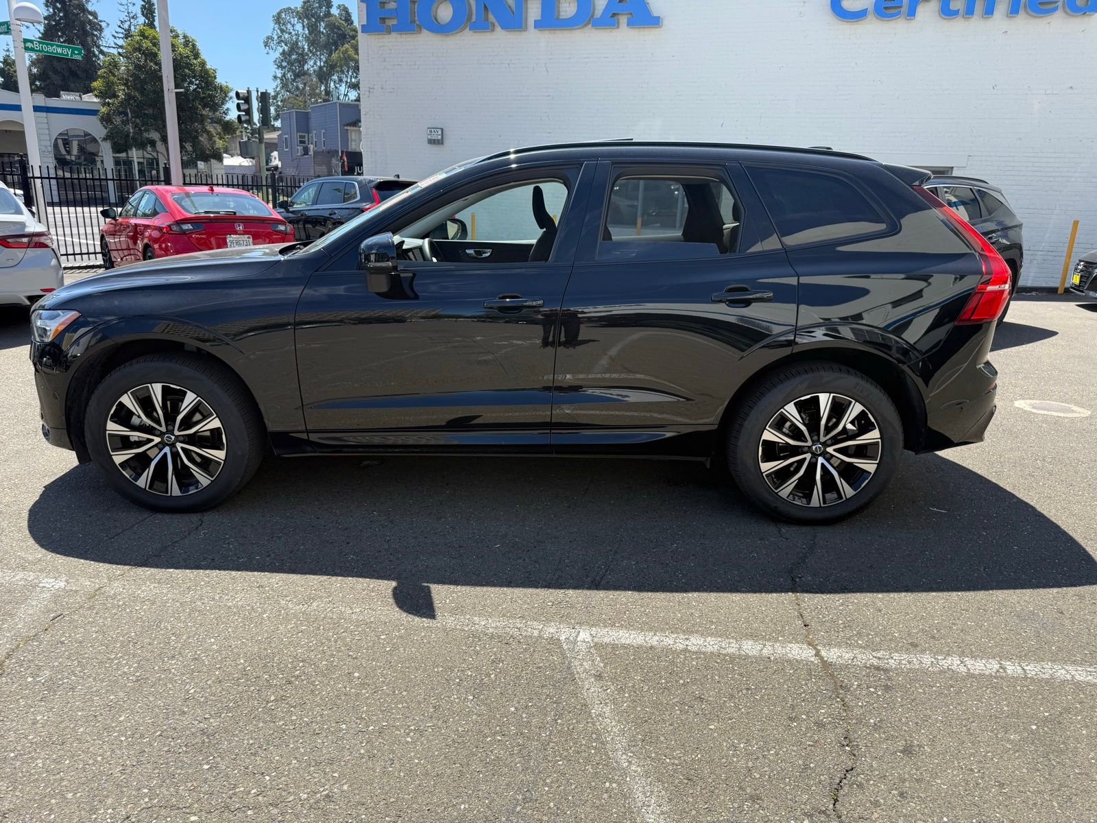 Used 2025 Volvo XC60 B5 Plus image 3