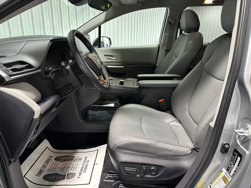Used 2022 Toyota Sienna XLE image 10