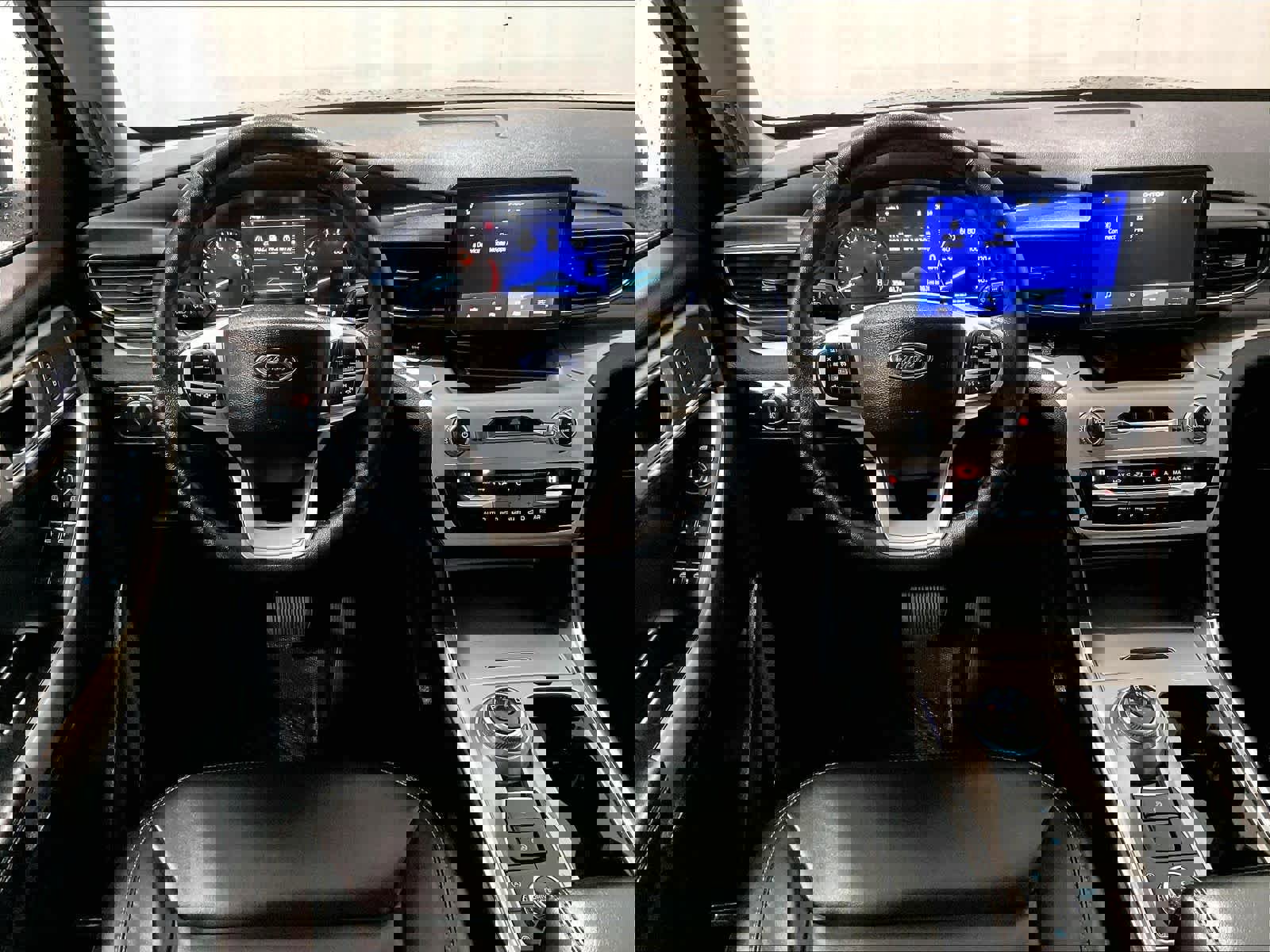 Used 2021 Ford Explorer XLT w/ Equipment Group 202A AWD/4WD image 18