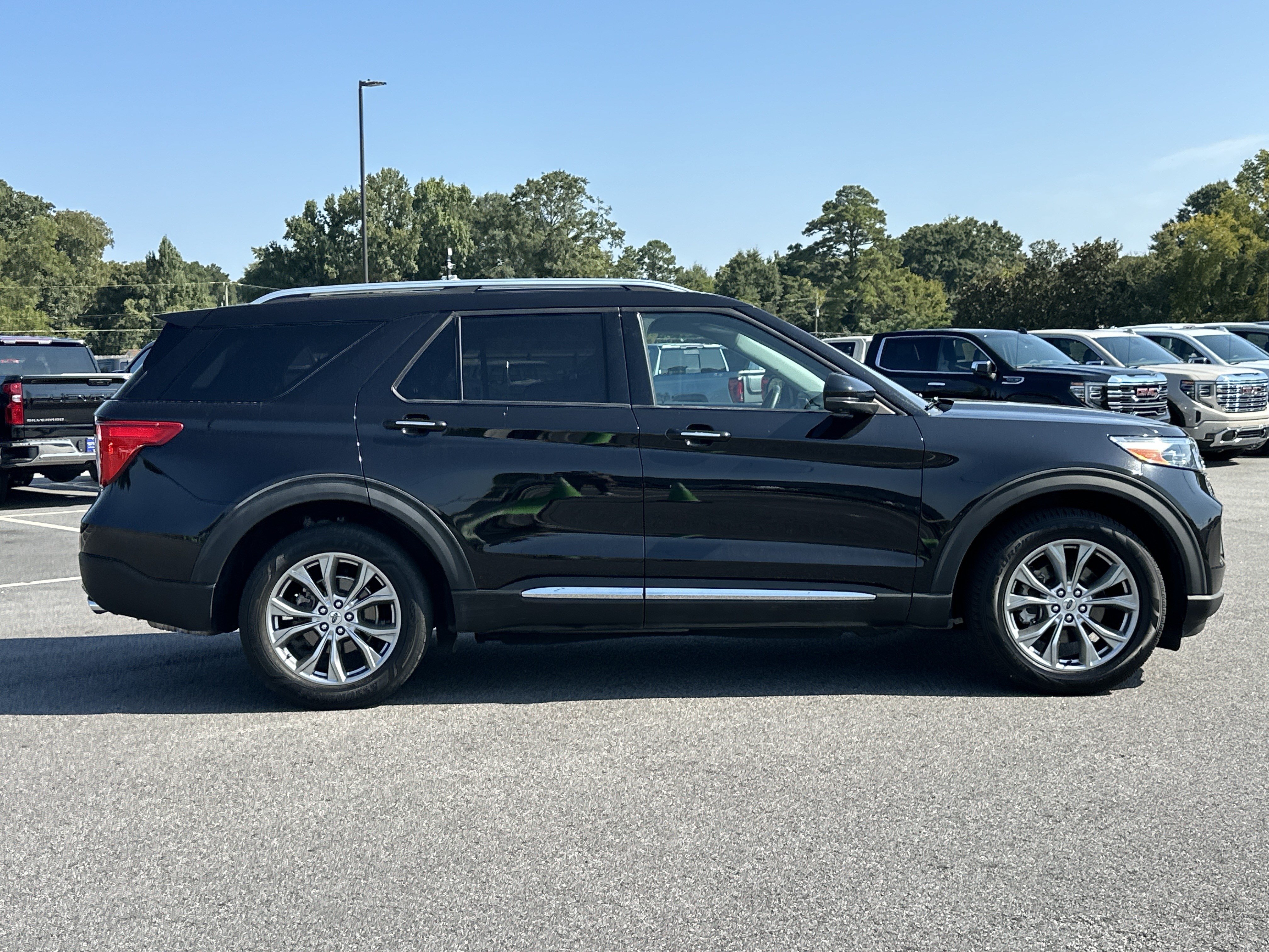 Used 2021 Ford Explorer Limited w/ Equipment Group 301A AWD/4WD image 4