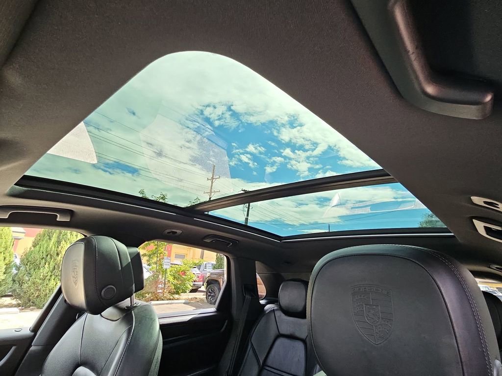 Used 2022 Porsche Cayenne AWD/4WD image 19