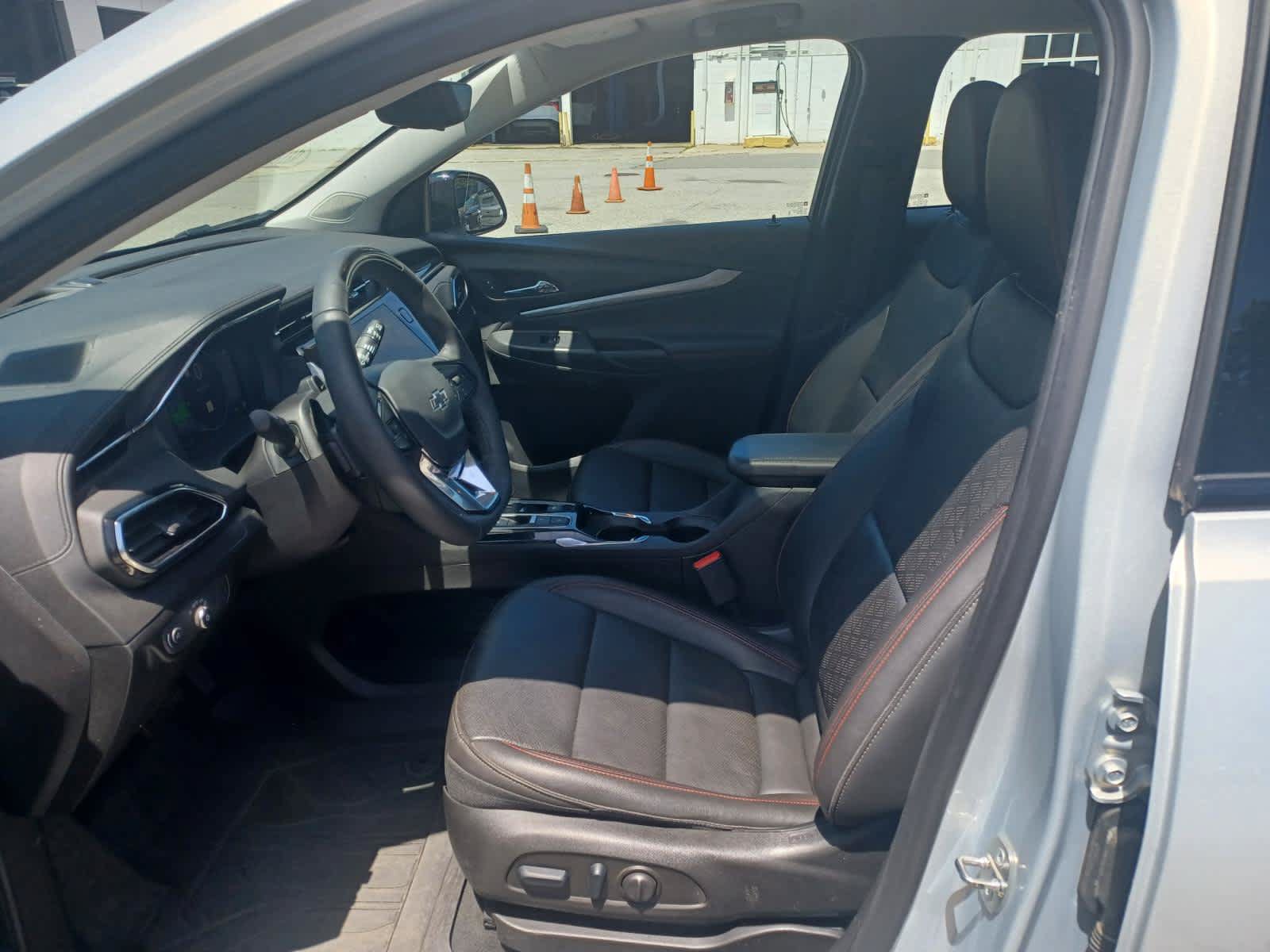 Used 2023 Chevrolet Bolt EUV Premier w/ Sun & Sound Package FWD image 7