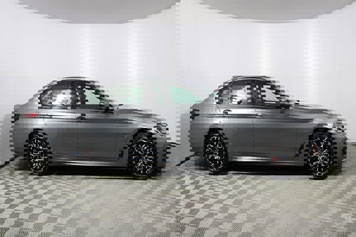 Used 2023 BMW 530e 530e w/ M Sport Package image 43