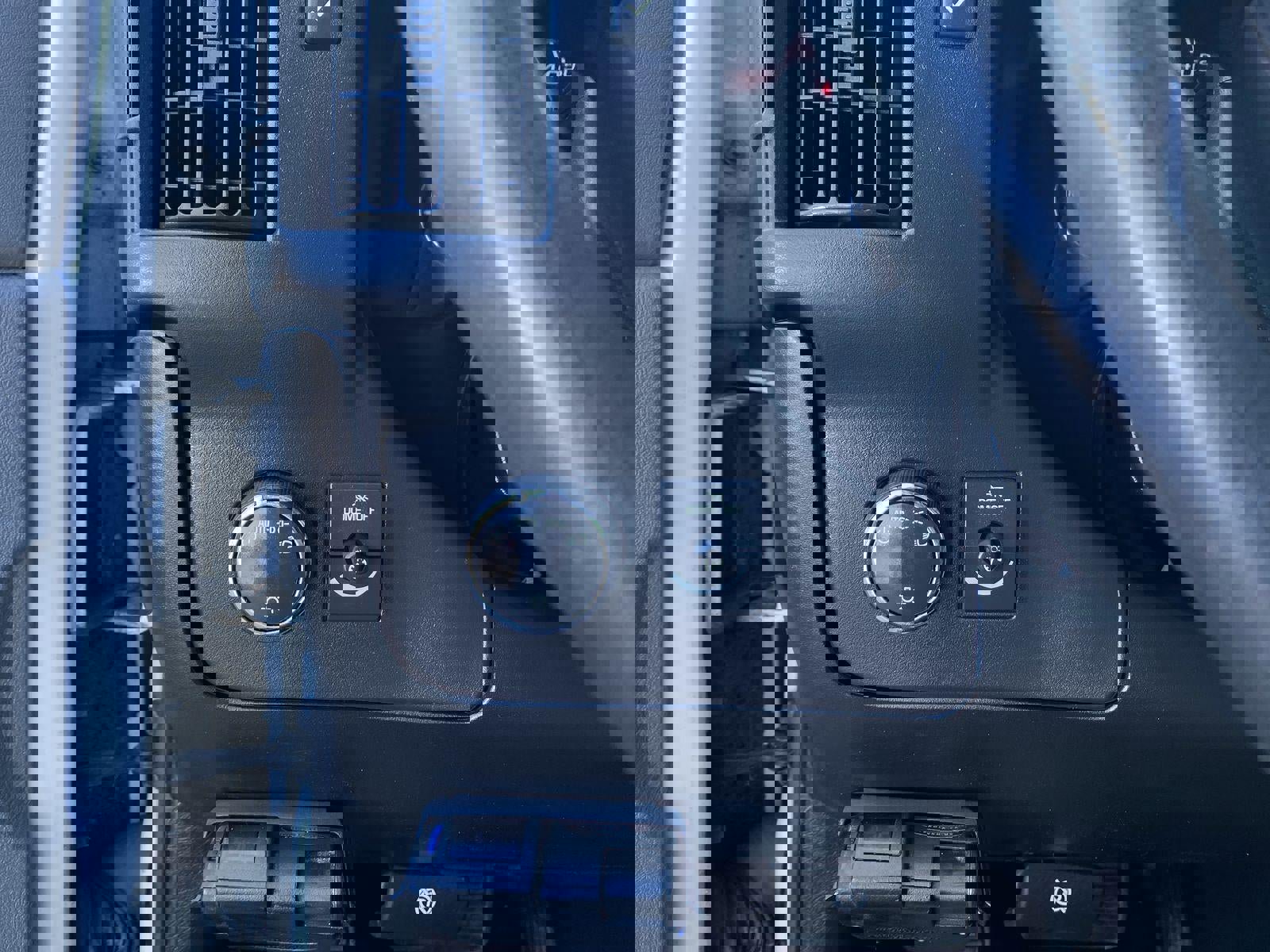 Used 2018 Chevrolet Express 2500 w/ Driver Convenience Package image 9