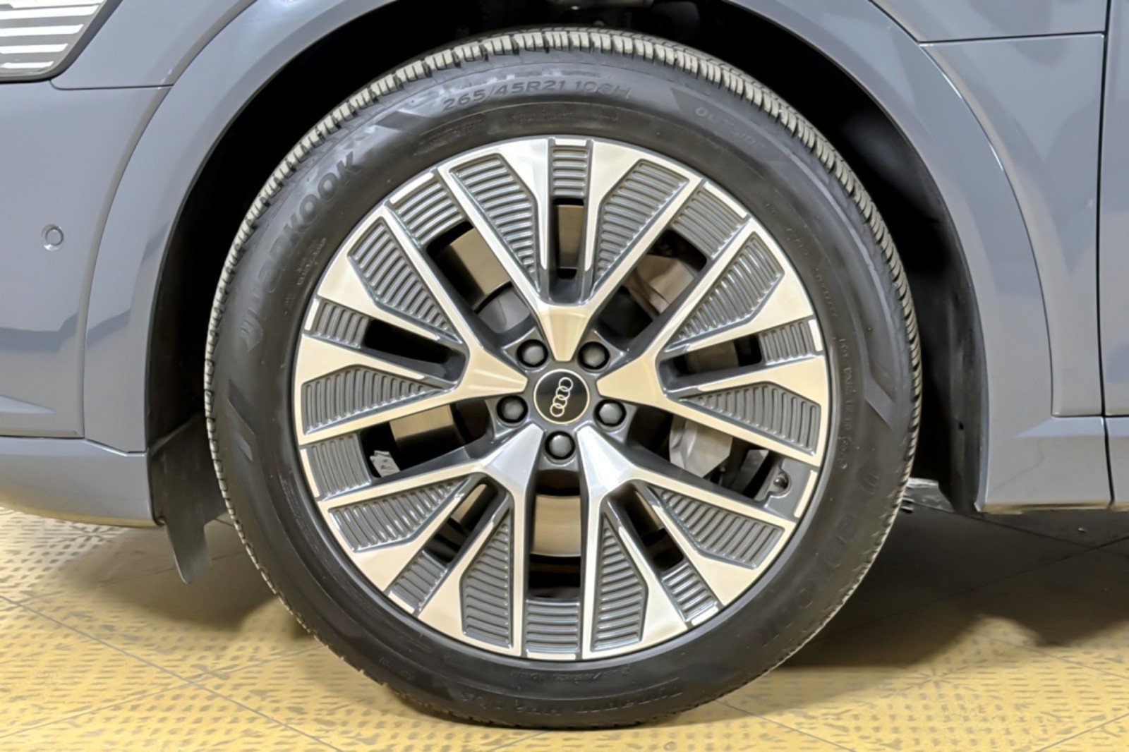 Used 2024 Audi Q8 e-tron Premium Plus AWD/4WD image 24
