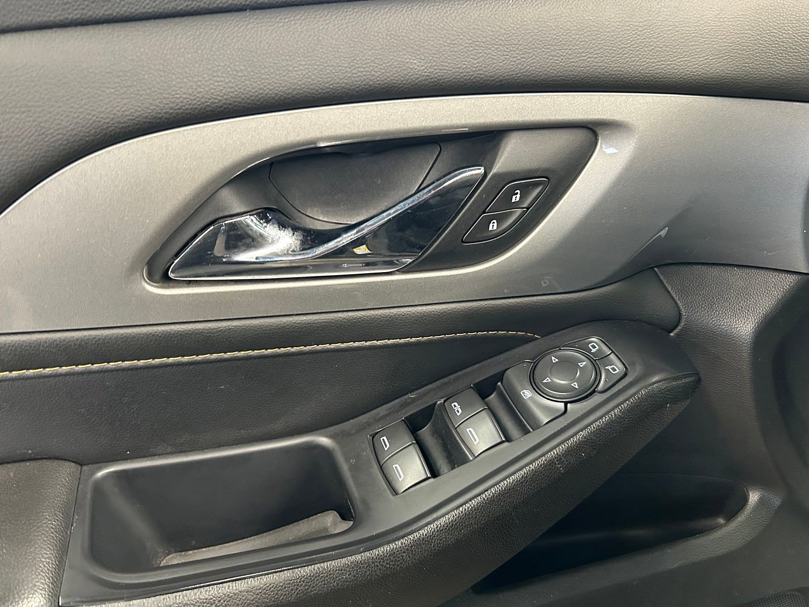 Used 2020 Chevrolet Traverse LT image 9