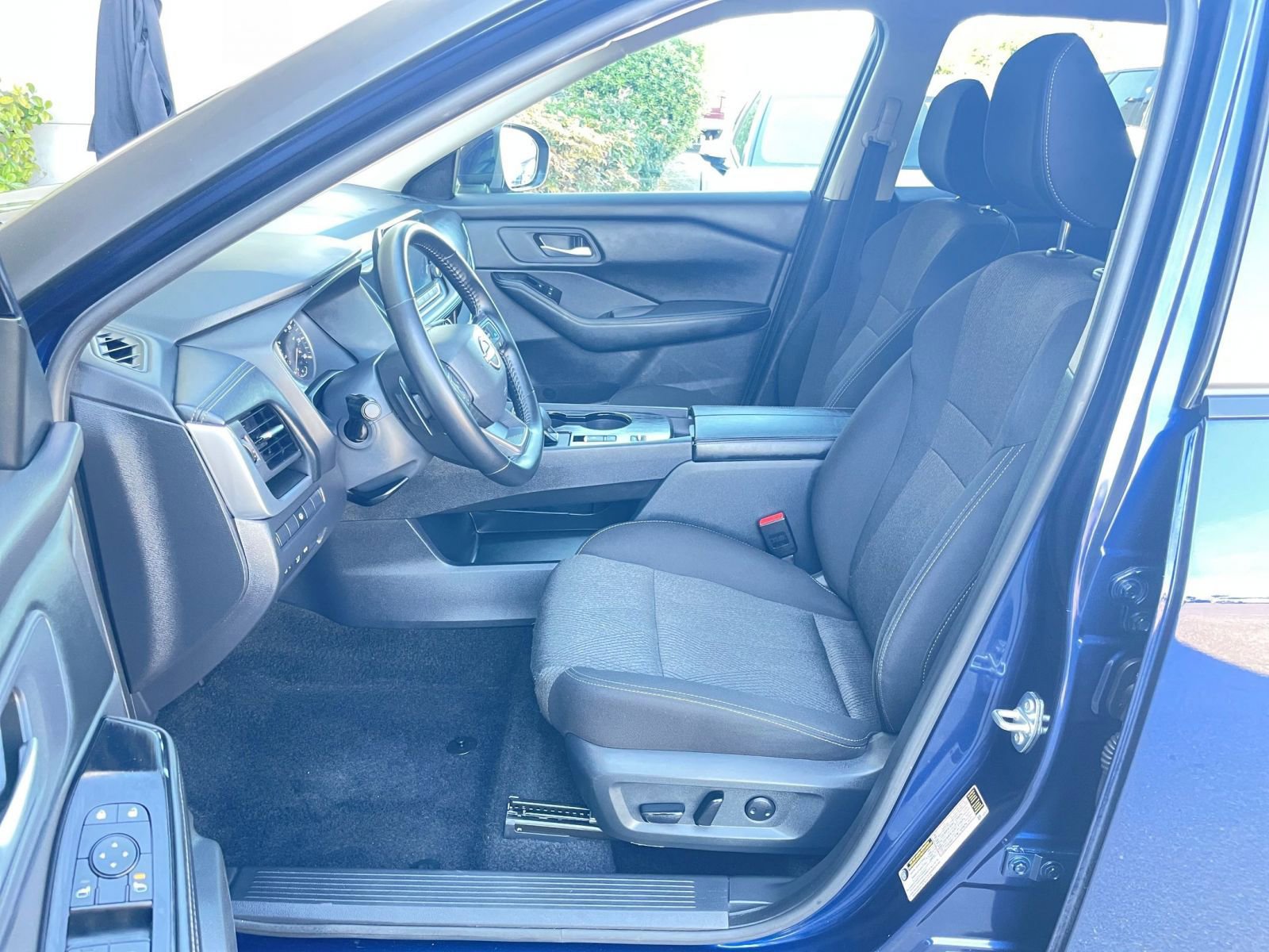 Used 2025 Nissan Rogue SV image 29