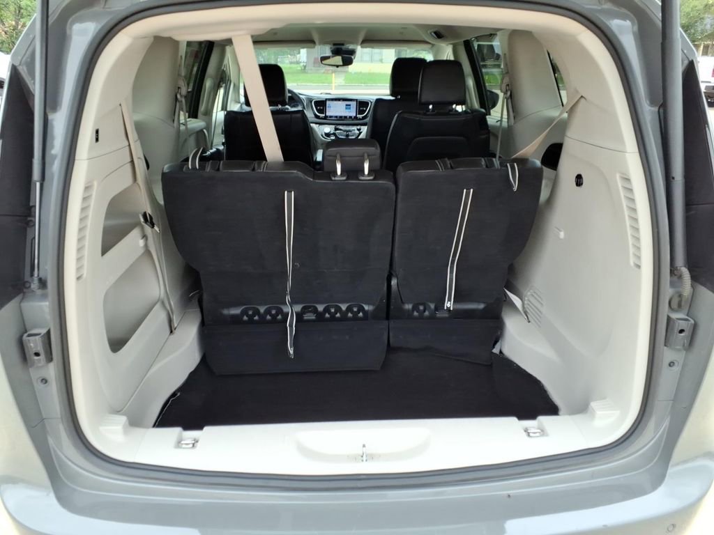 Used 2023 Chrysler Pacifica Touring-L FWD image 11