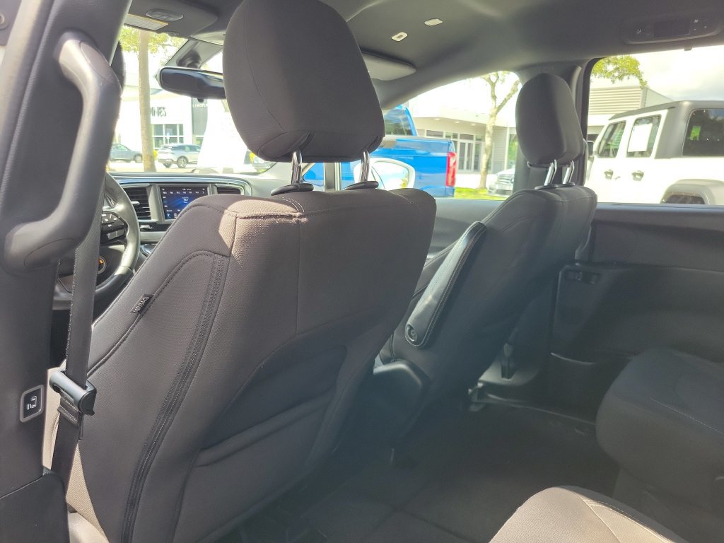 Used 2018 Chrysler Pacifica Touring Plus w/ S Appearance Package FWD image 11