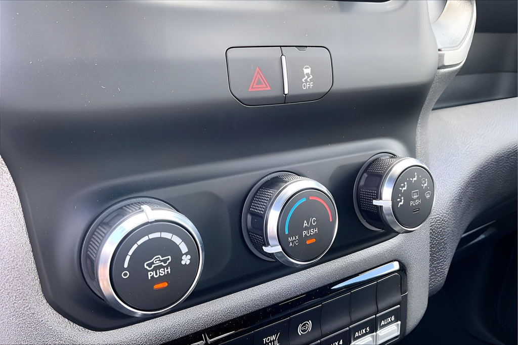 New 2024 RAM 3500 Tradesman w/ Chrome Appearance Group AWD/4WD image 18