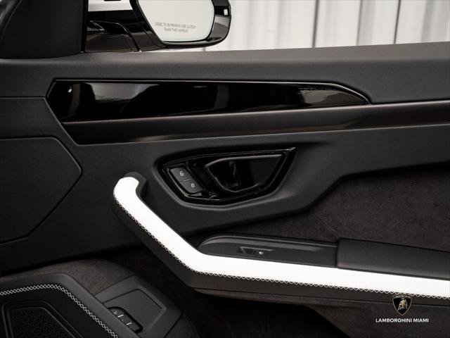 Used 2026 Lamborghini Urus SE AWD/4WD image 30
