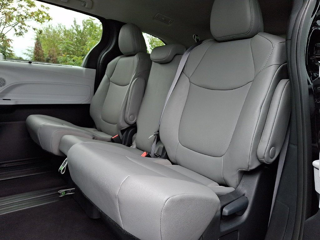 Used 2025 Toyota Sienna XLE FWD image 10