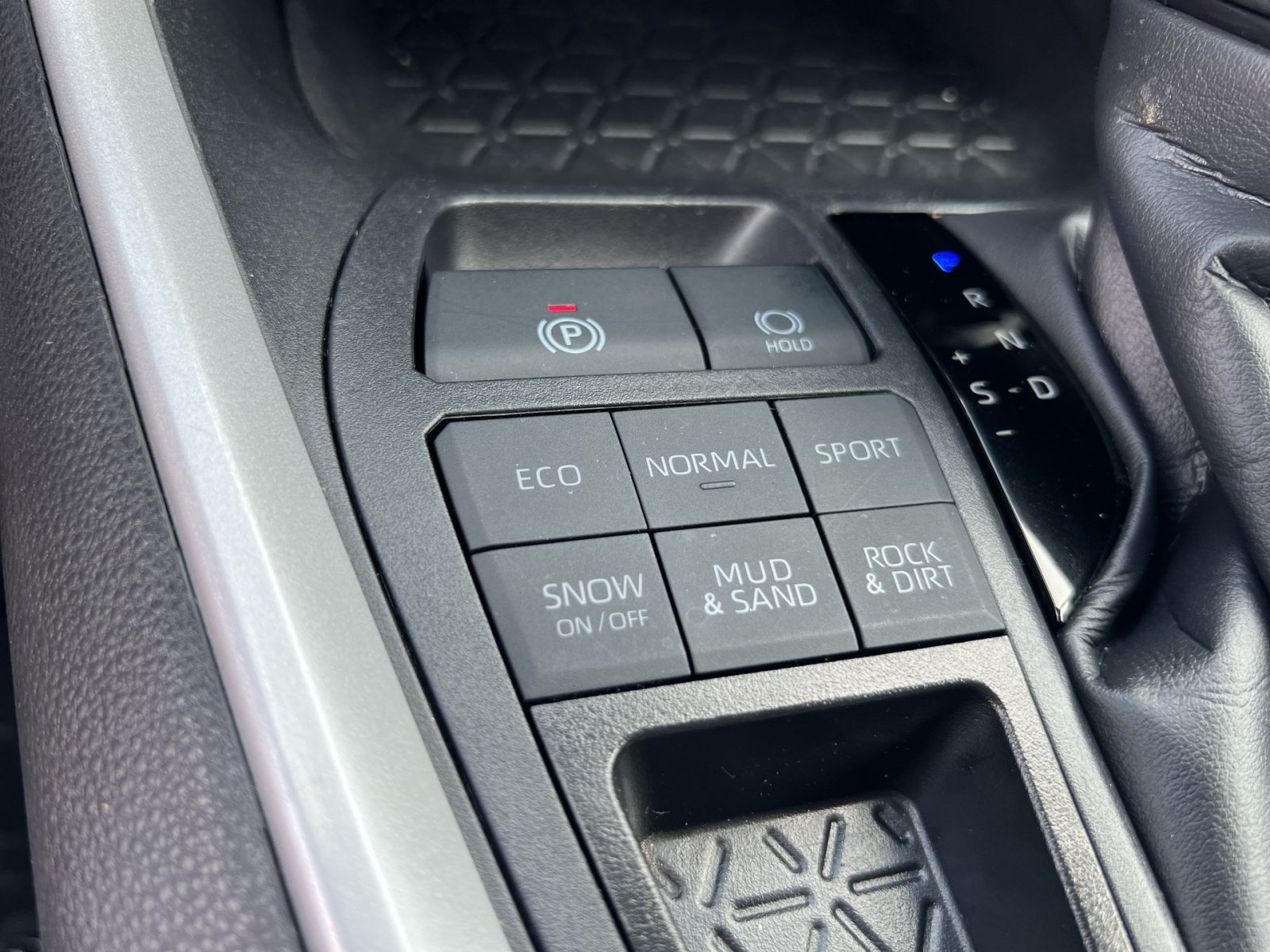 Used 2025 Toyota RAV4 LE AWD/4WD image 32