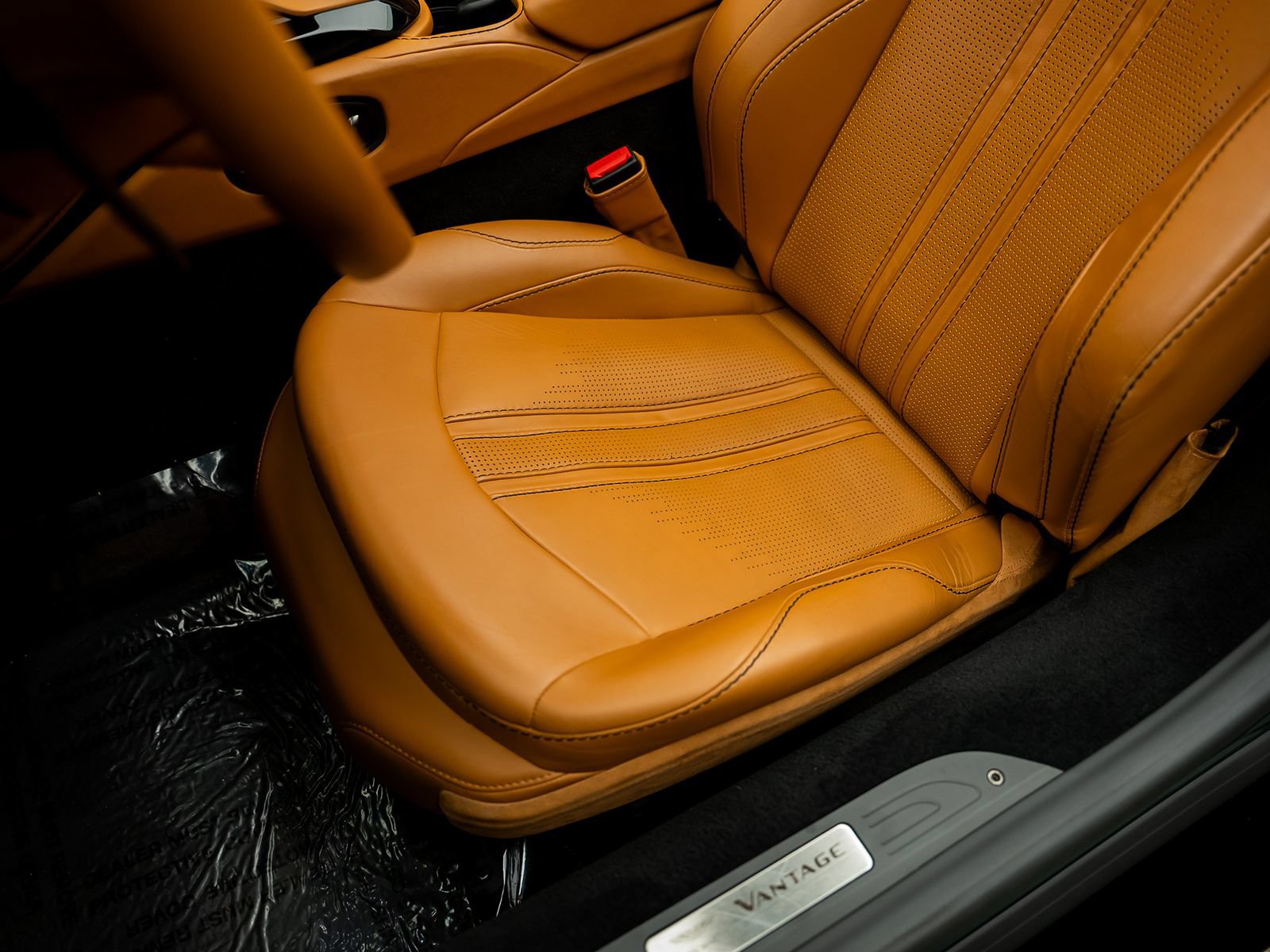 Used 2023 Aston Martin V8 Vantage Roadster RWD image 32