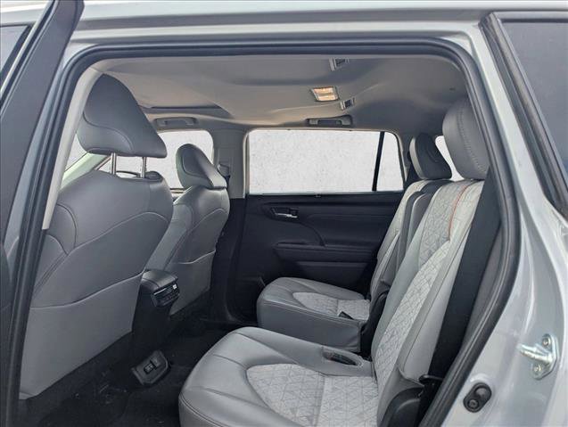 Certified 2023 Toyota Highlander Bronze Edition image 13