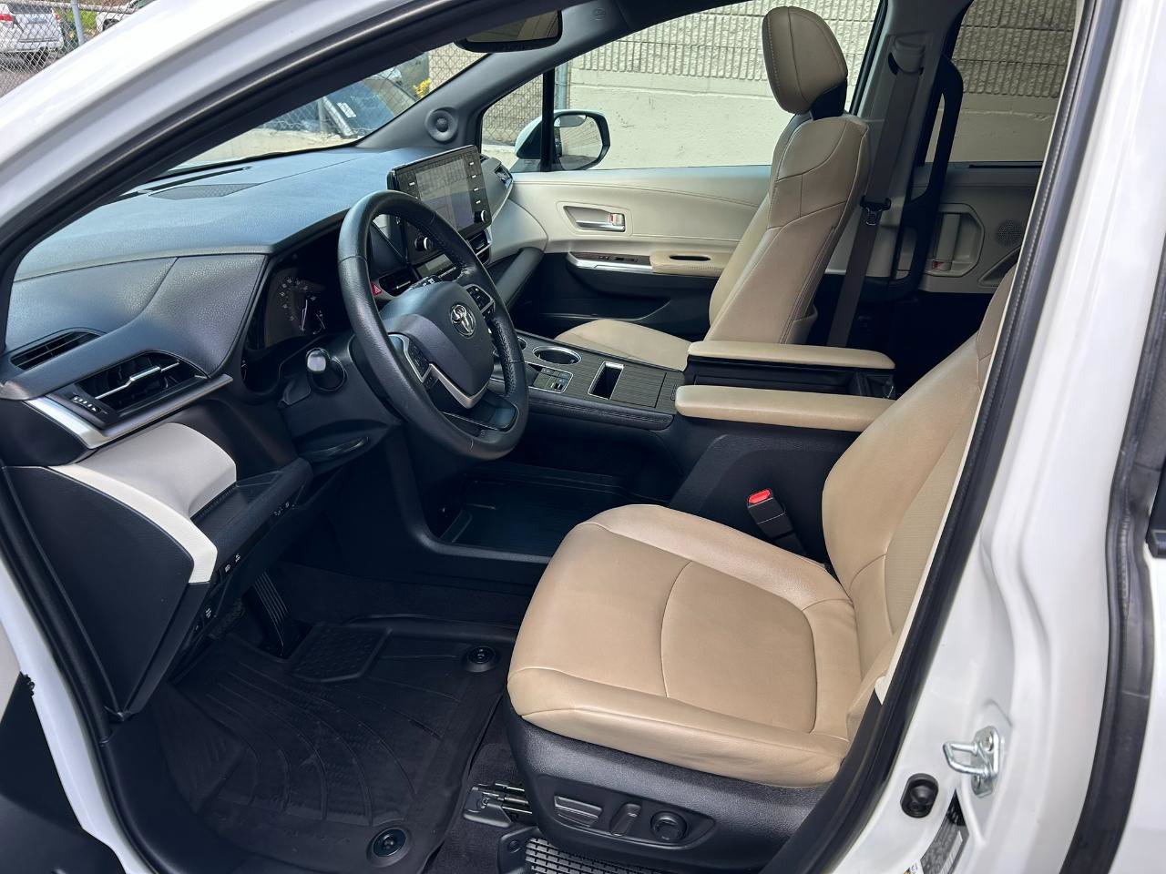 Used 2022 Toyota Sienna XLE w/ XLE Plus Package AWD/4WD image 10