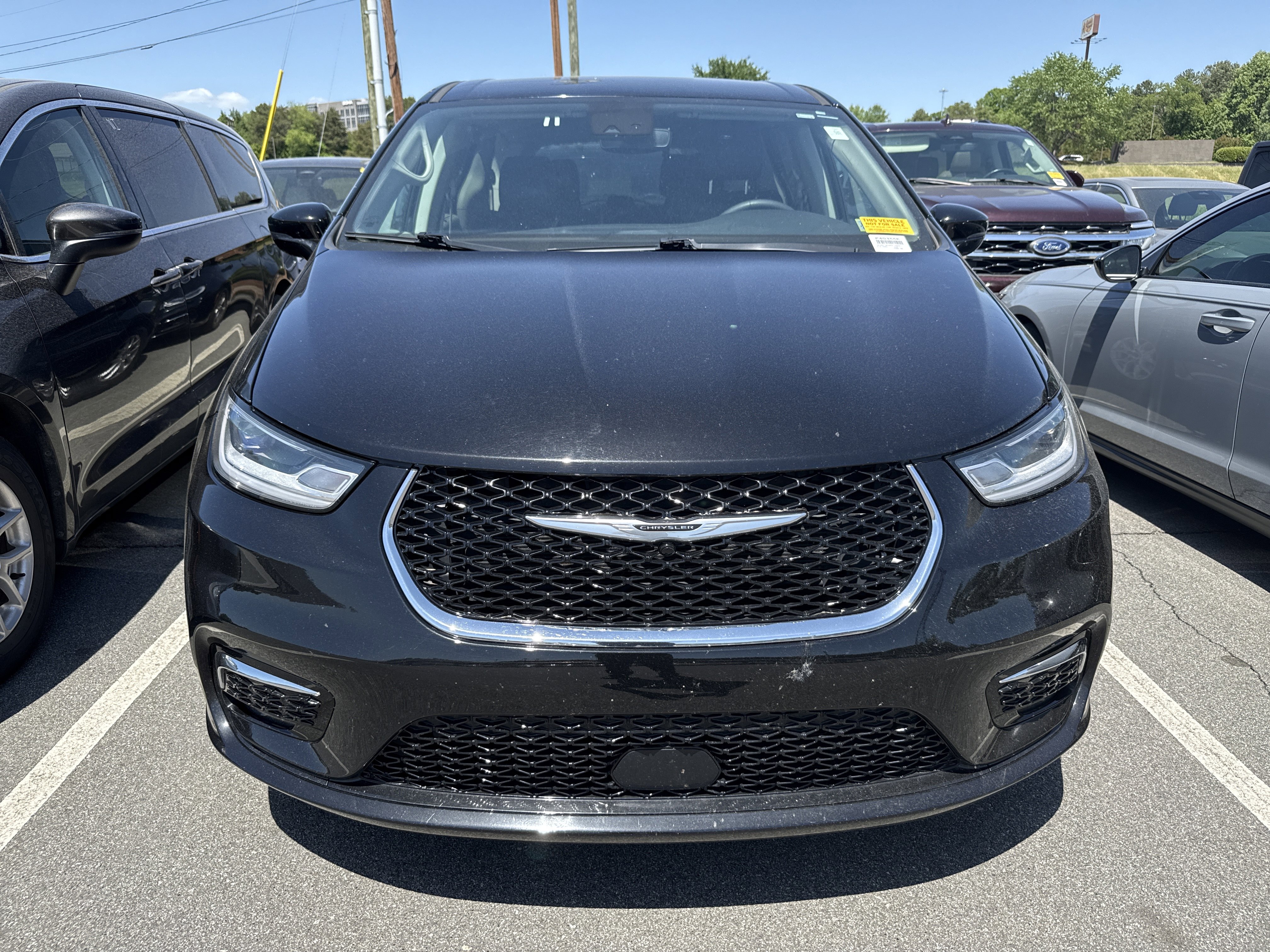 Used 2024 Chrysler Pacifica Touring-L FWD image 3