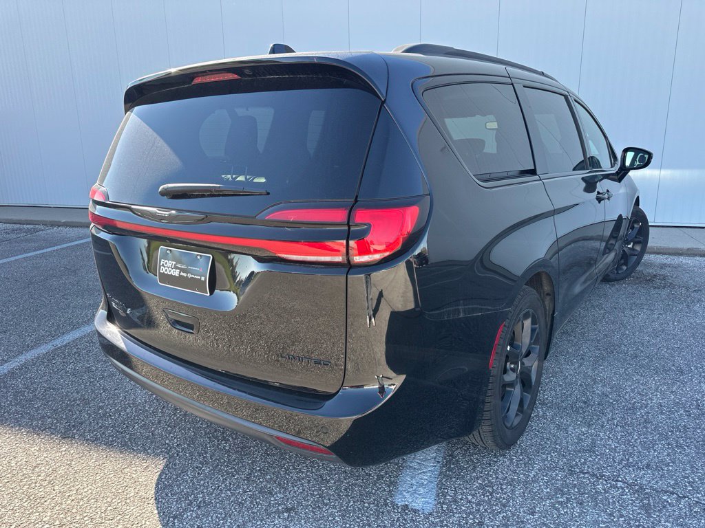 Used 2025 Chrysler Pacifica Limited FWD image 7