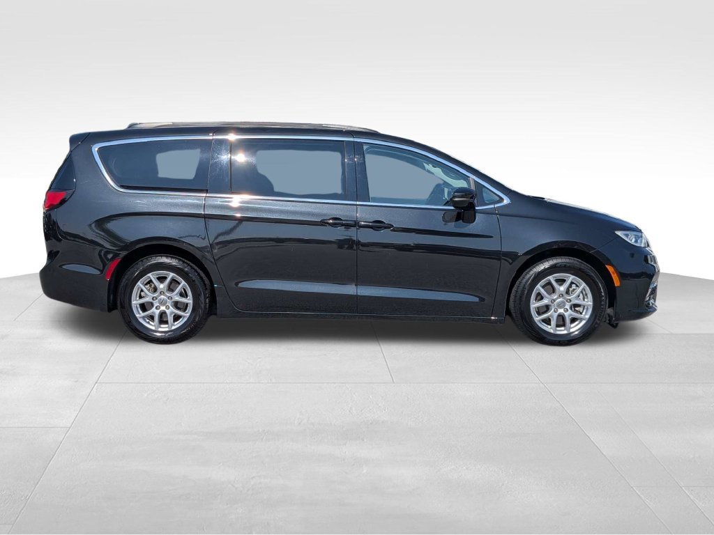 Used 2022 Chrysler Pacifica Touring-L FWD image 3