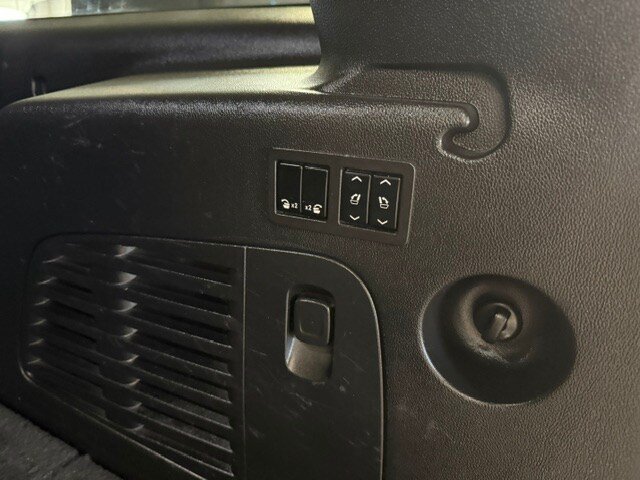 Used 2018 Chevrolet Suburban Premier AWD/4WD image 32