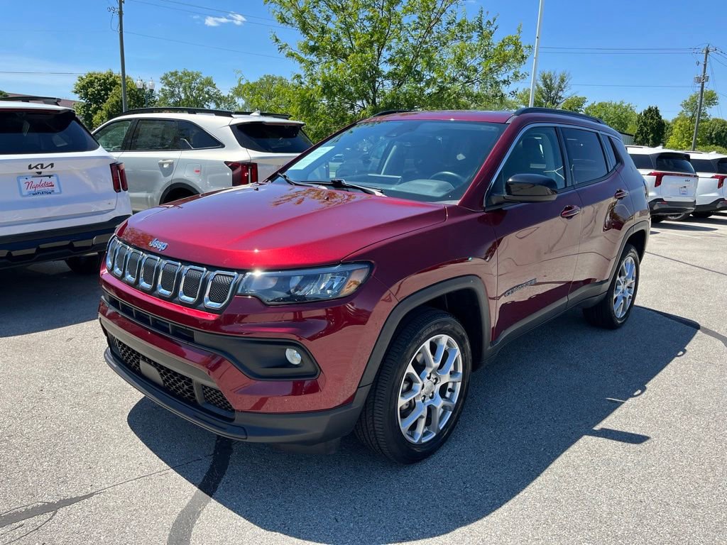 Used 2022 Jeep Compass Latitude w/ Sun and Sound Group AWD/4WD image 3