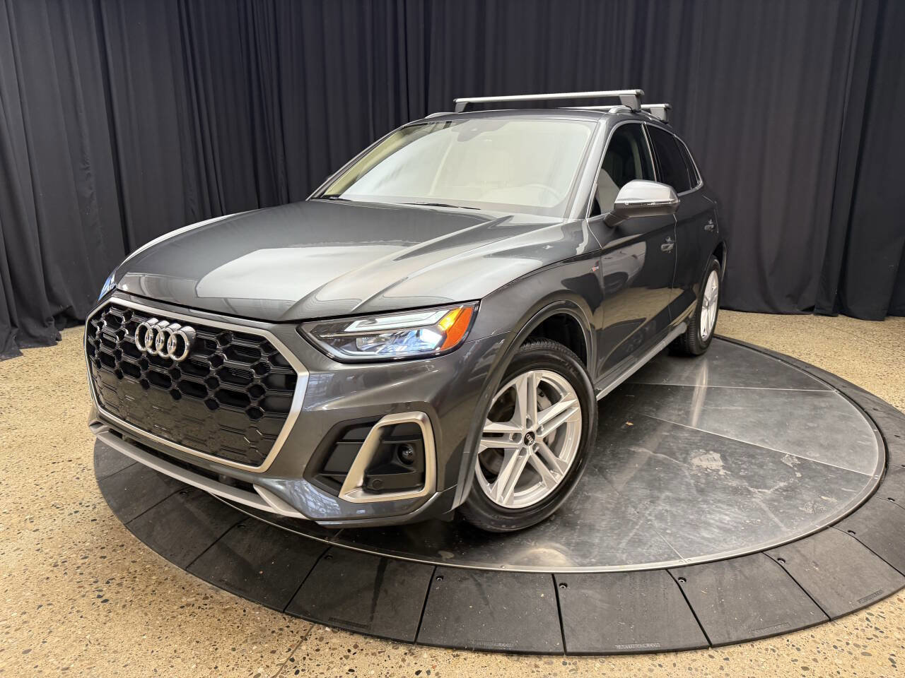 Used 2024 Audi Q5 e Premium w/ Convenience Package image 3