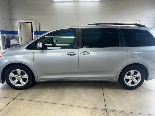Used 2015 Toyota Sienna LE image 4