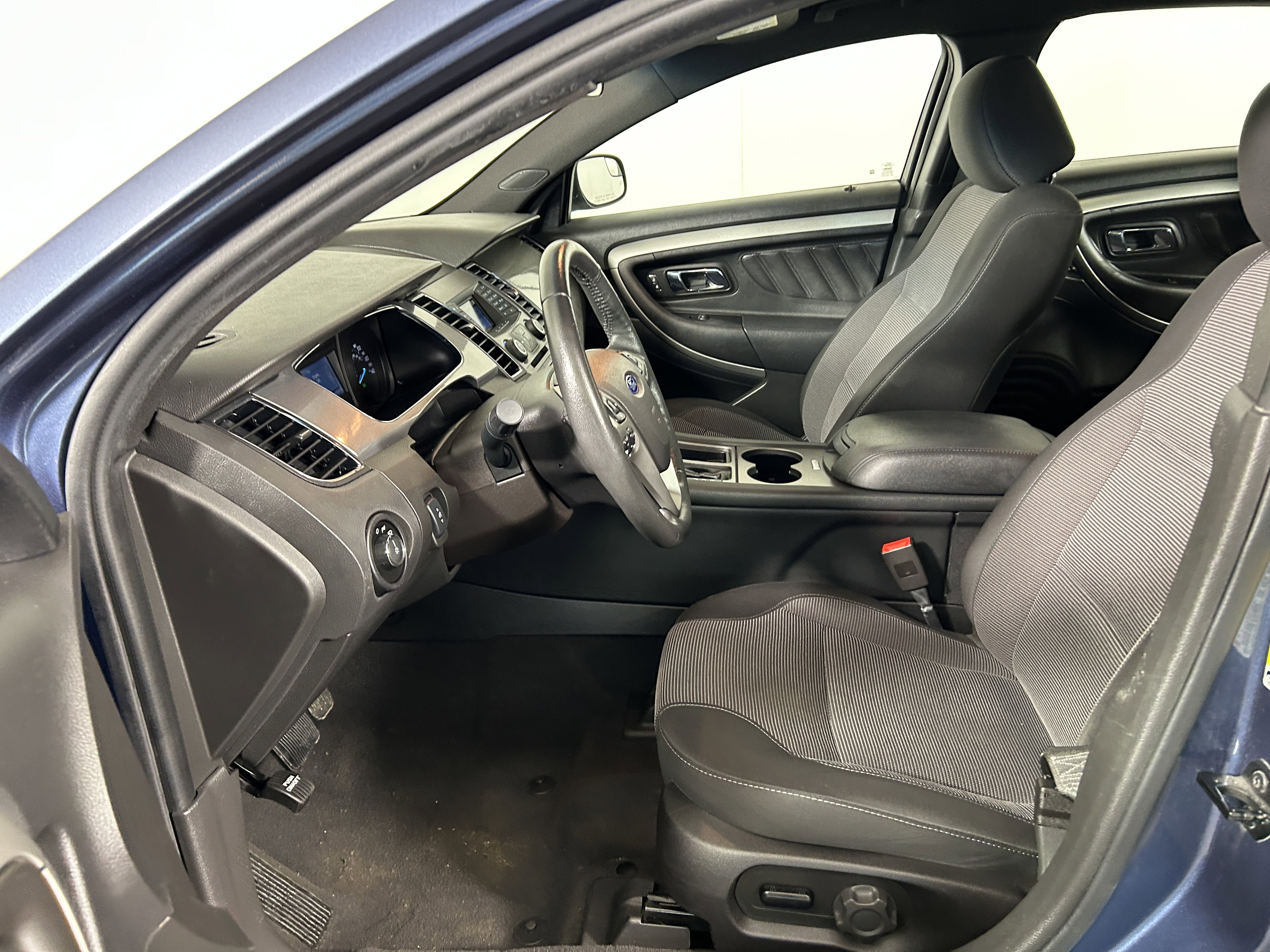 Used 2019 Ford Taurus SEL image 9