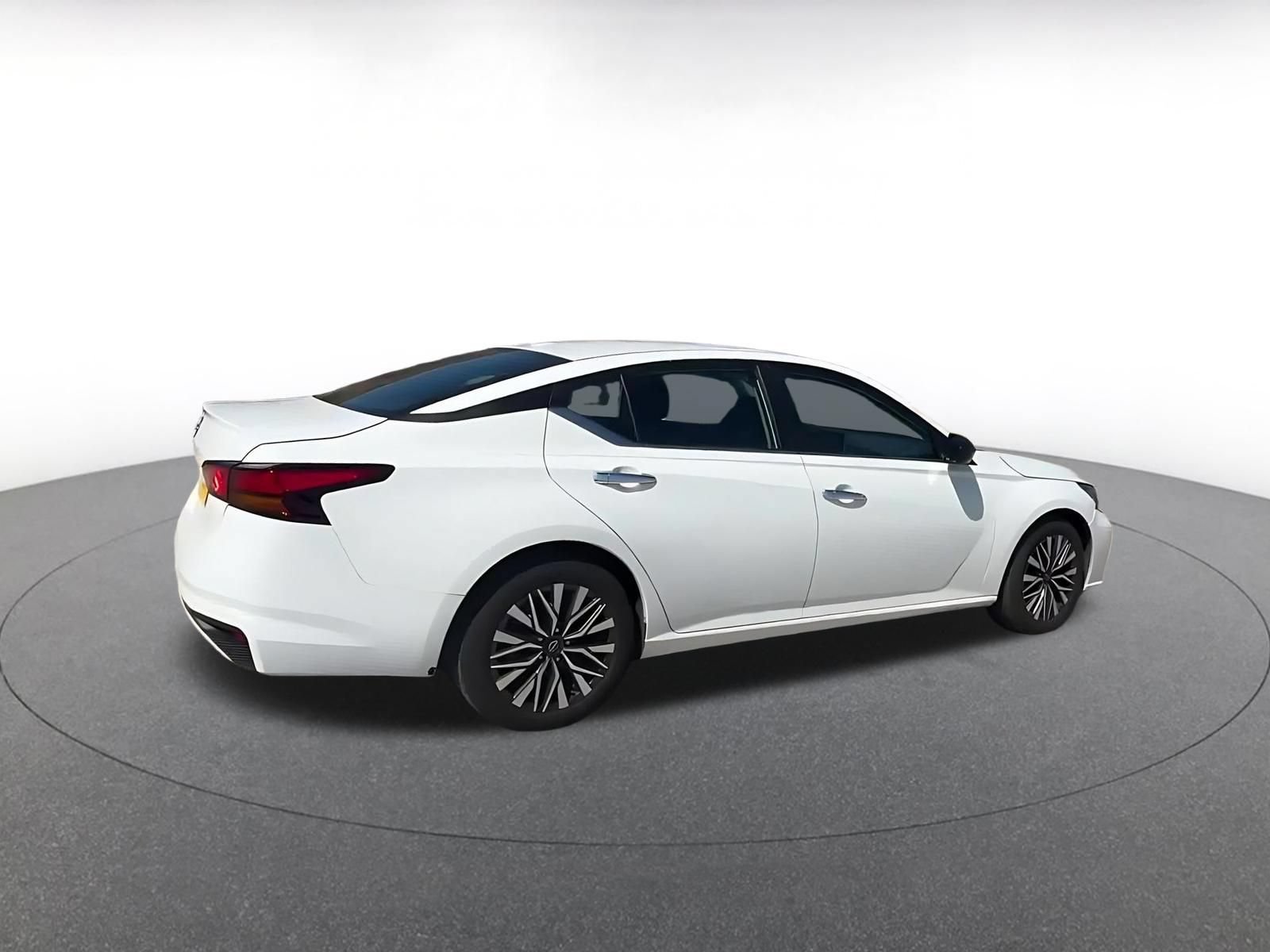 Used 2025 Nissan Altima 2.5 SV FWD image 10