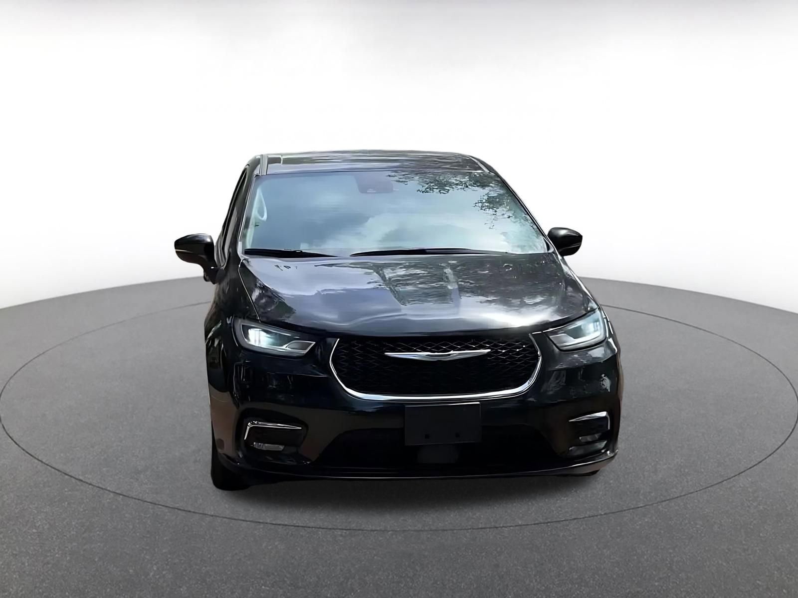 Used 2023 Chrysler Pacifica Touring-L image 4