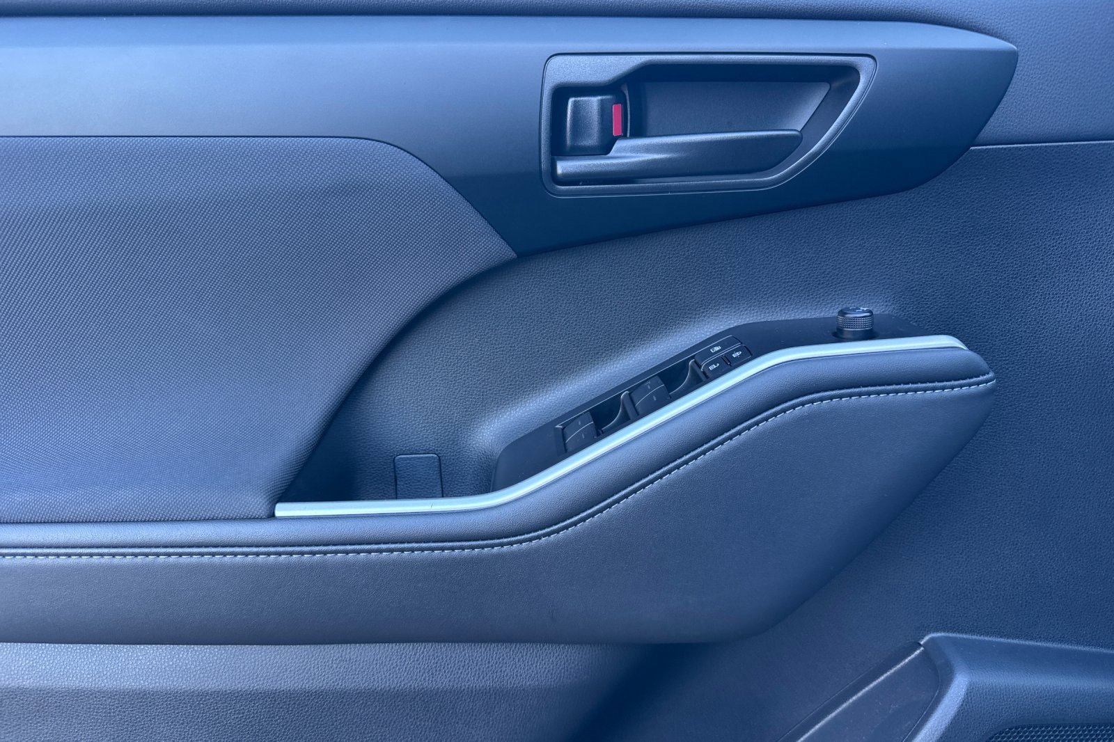 Used 2025 Toyota Highlander LE image 11