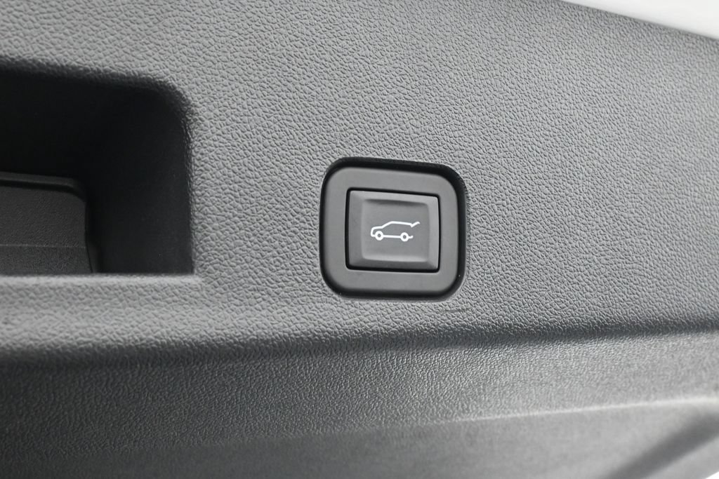 Used 2025 Chevrolet Traverse LT FWD image 36