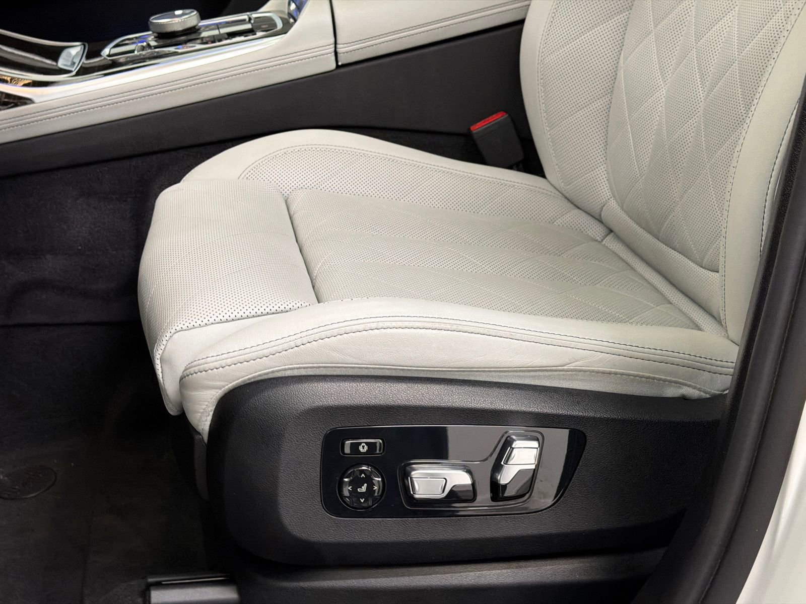 Used 2023 BMW X7 xDrive40i w/ Executive Package image 16