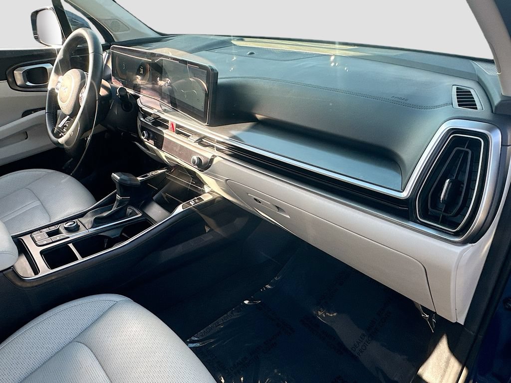 Certified 2025 Kia Sorento EX w/ Panoramic Sunroof Package FWD image 30