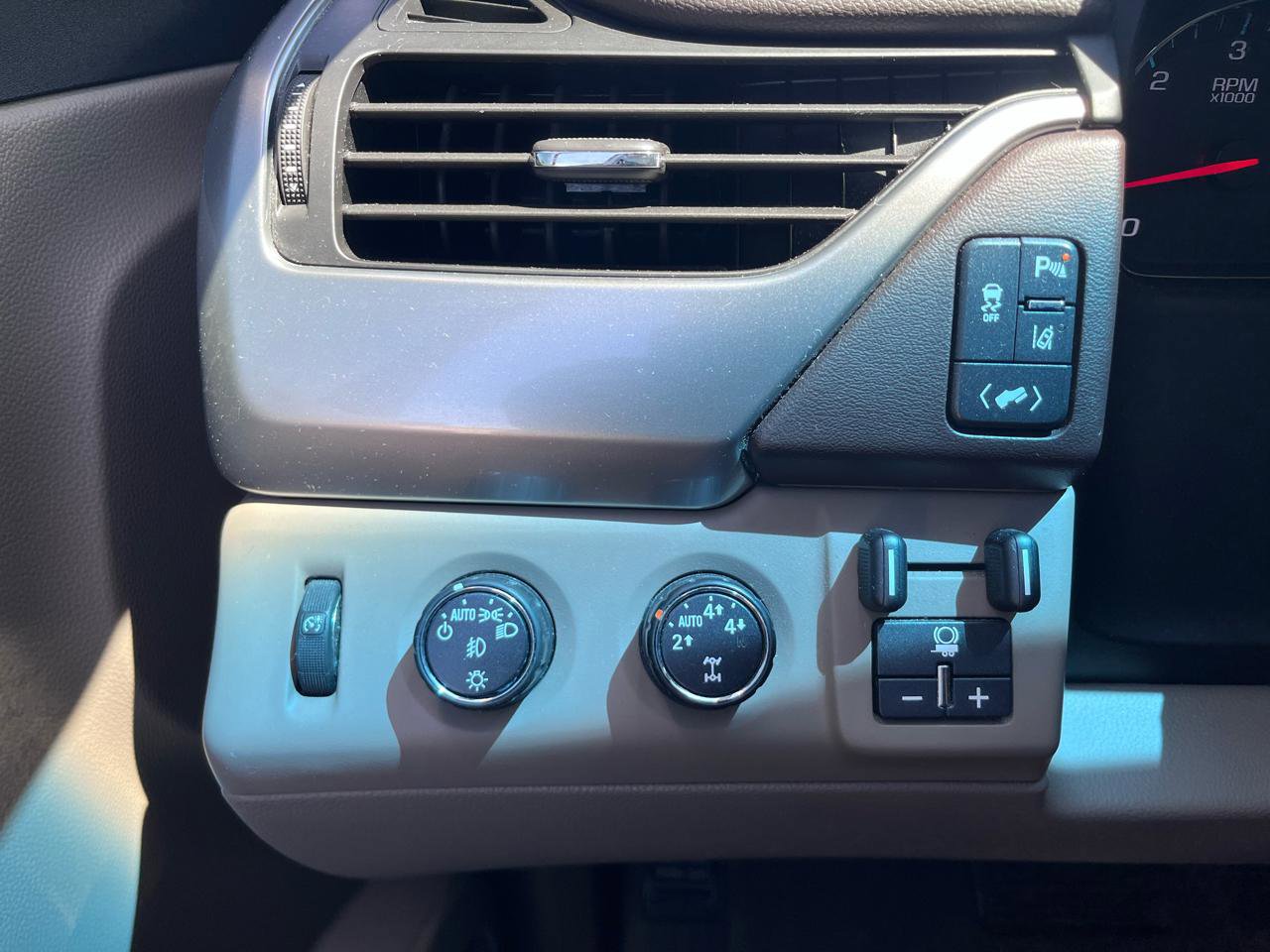 Used 2015 Chevrolet Tahoe LTZ AWD/4WD image 35