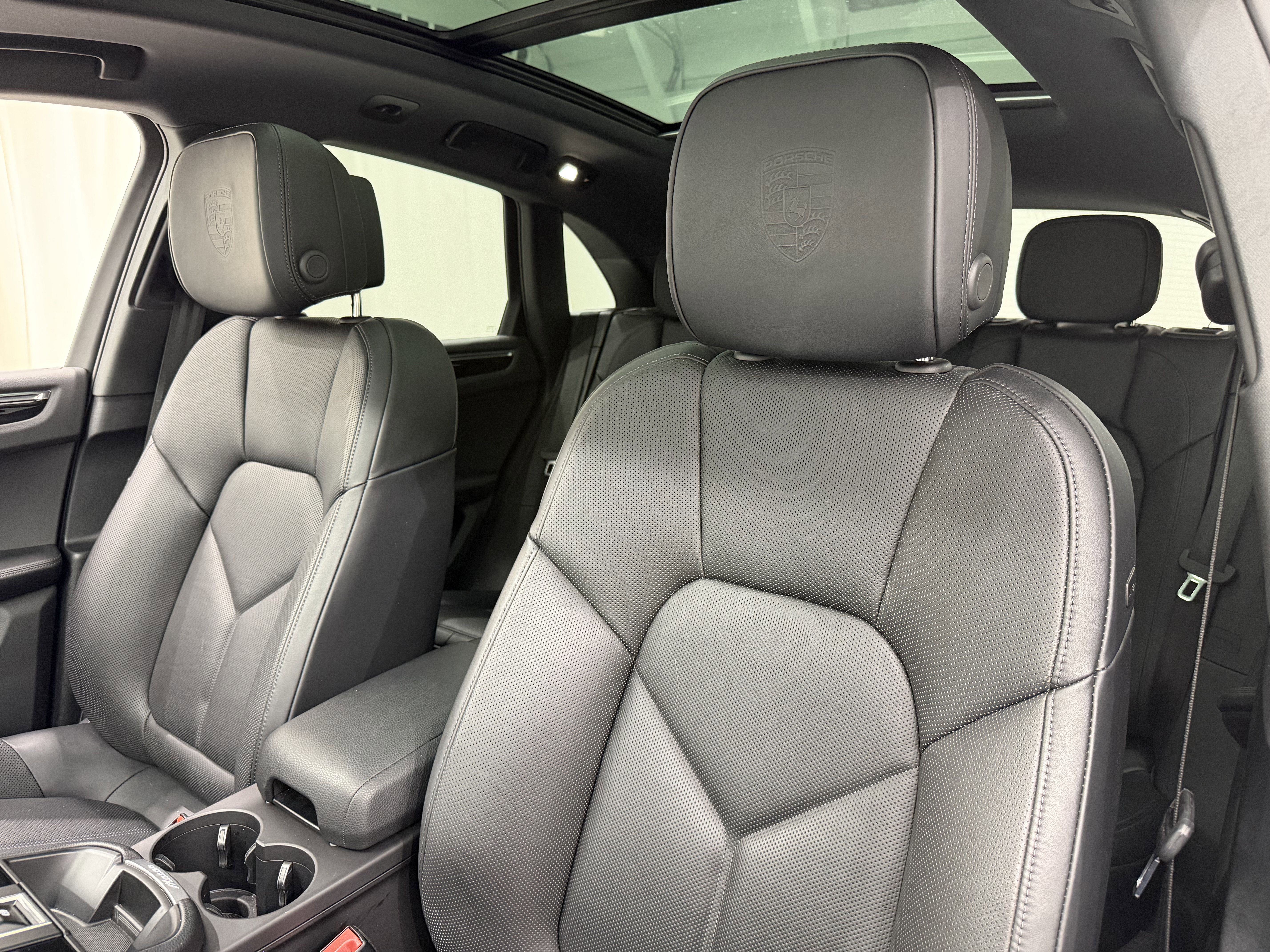 Certified 2025 Porsche Macan image 5