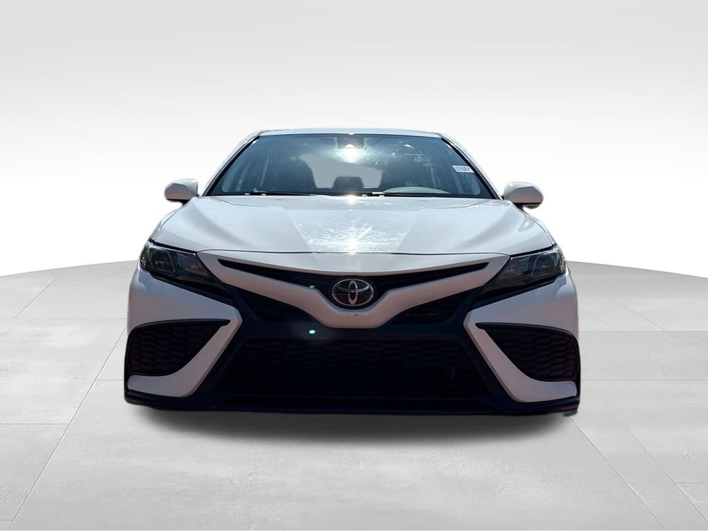 Used 2022 Toyota Camry SE FWD image 2