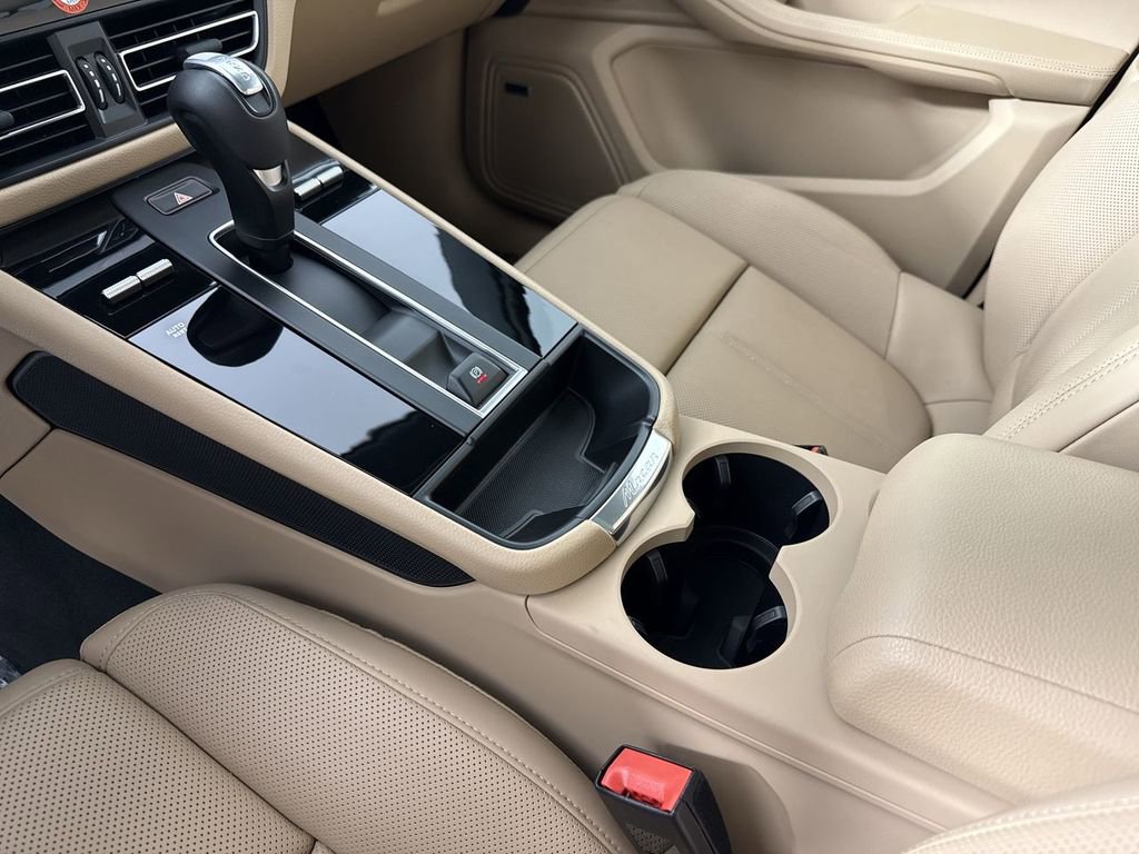 Certified 2025 Porsche Macan image 32