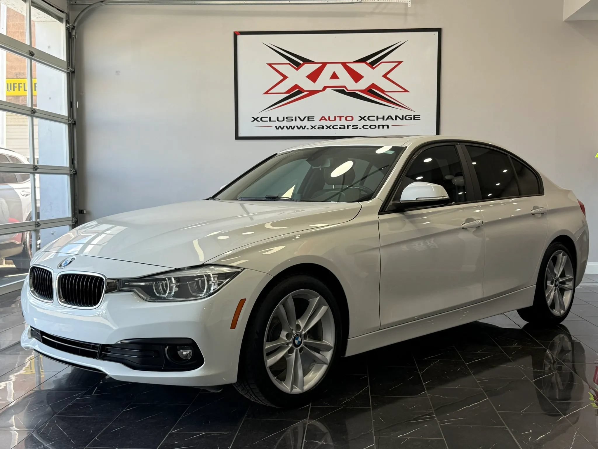 Used 2018 BMW 320i Sedan RWD image 3