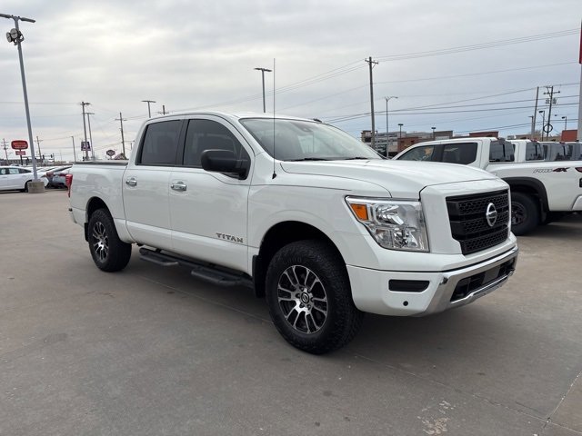 Used 2021 Nissan Titan SV w/ SV Convenience Package image 2