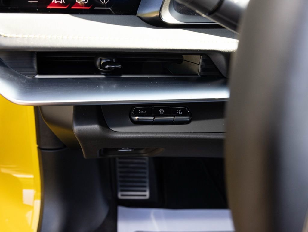 Used 2026 Chevrolet Corvette Stingray Premium Conv w/ Z51 Performance Package RWD image 29