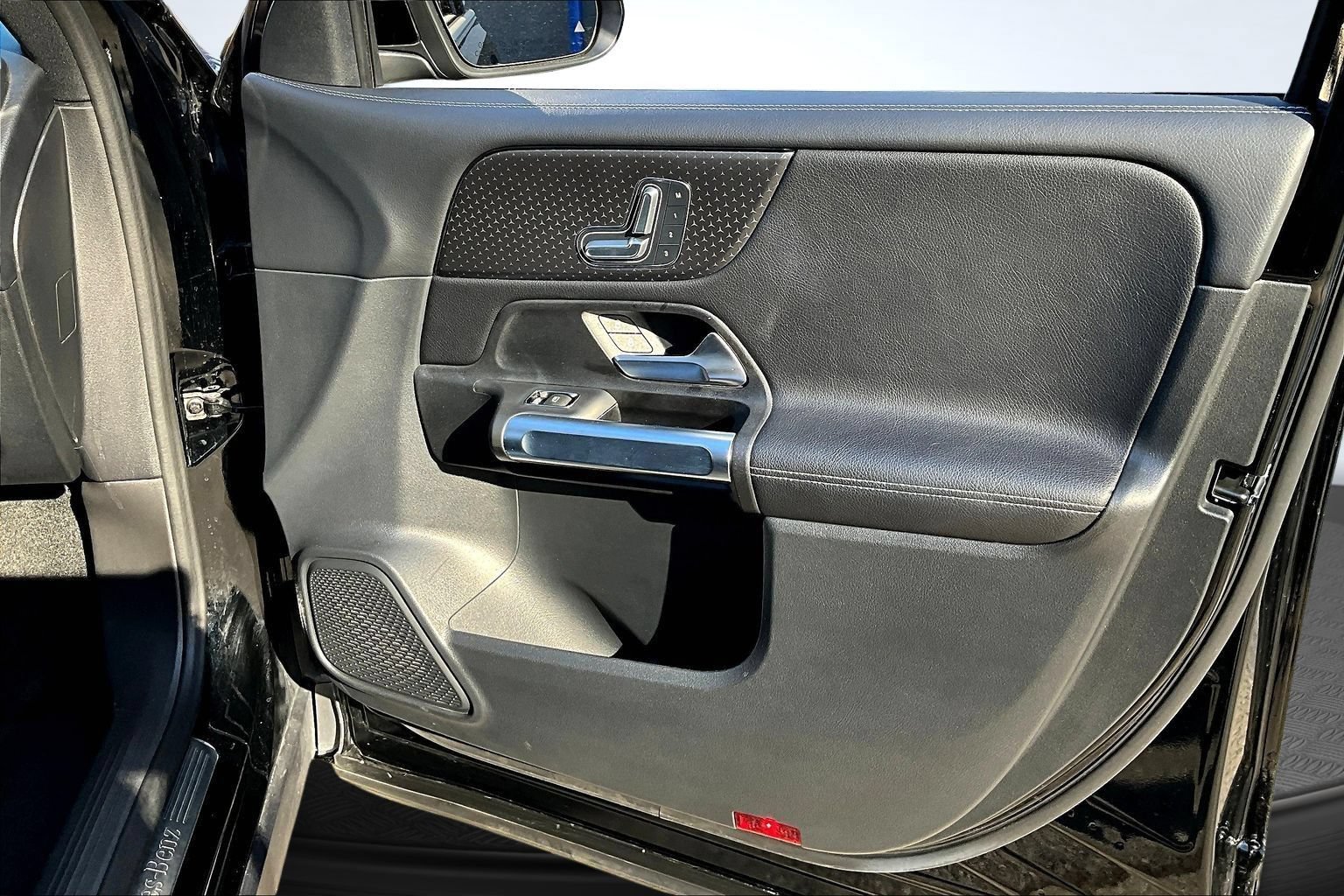 Used 2025 Mercedes-Benz GLB 250 image 30