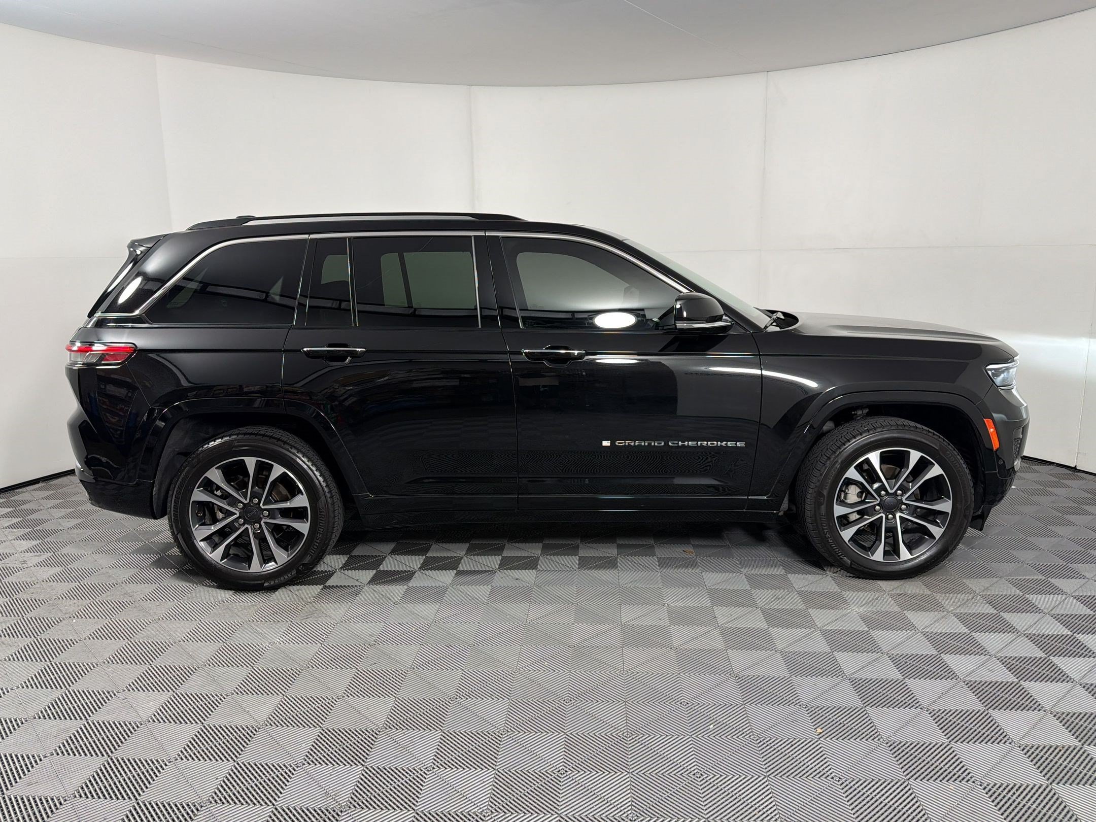 Used 2022 Jeep Grand Cherokee Overland w/ Luxury Tech Group IV AWD/4WD image 8