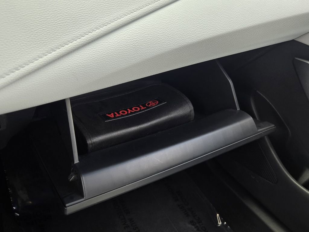 Used 2025 Toyota Corolla SE w/ SE Premium Package image 24