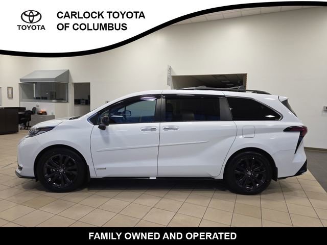 Used 2021 Toyota Sienna XSE w/ XSE Plus Package image 2