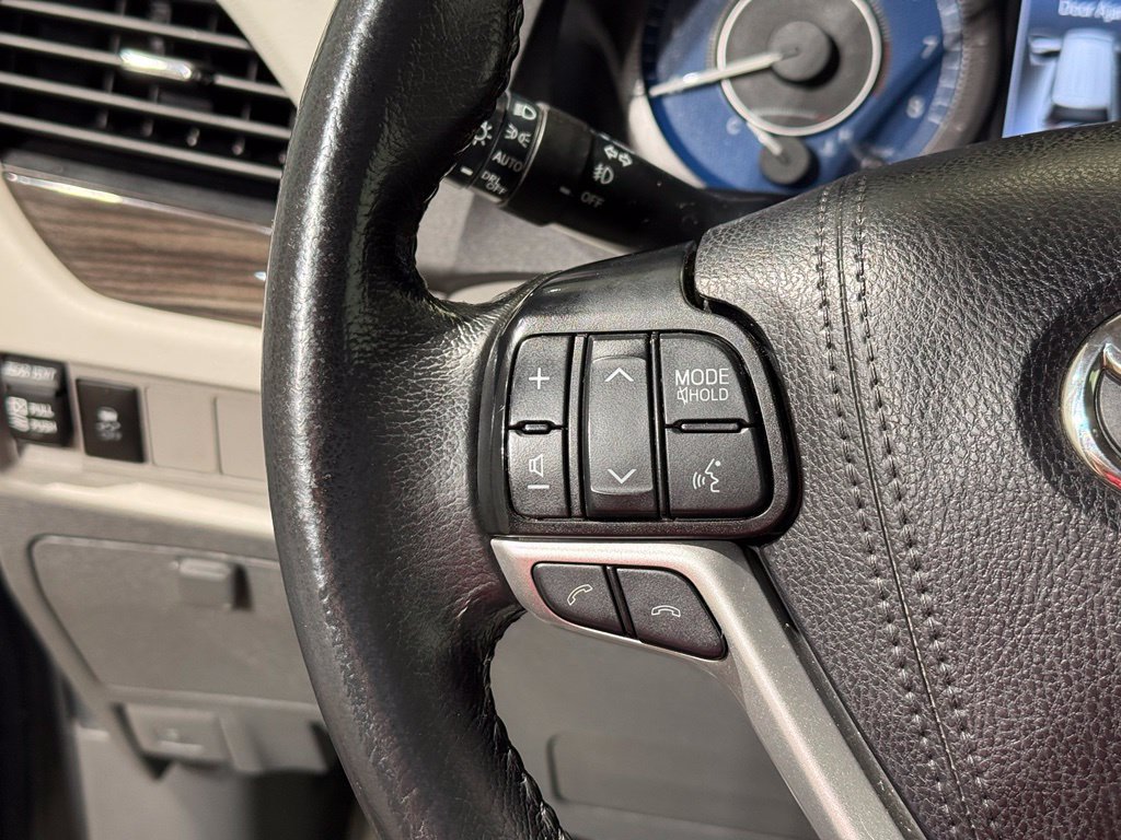 Used 2020 Toyota Sienna XLE w/ Carpet Mat Package FWD image 26