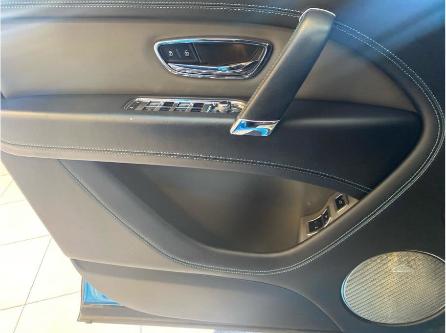 Used 2020 Bentley Bentayga image 17